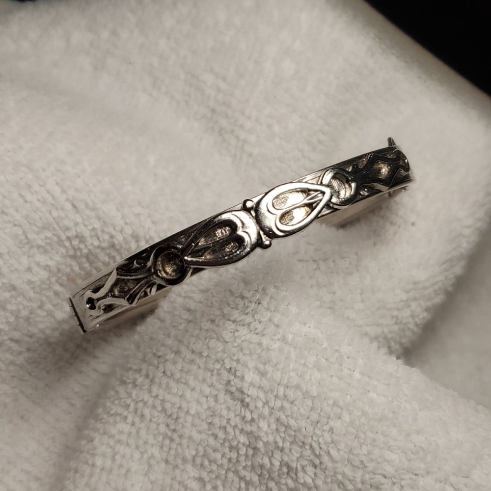 Bangle bracelet
